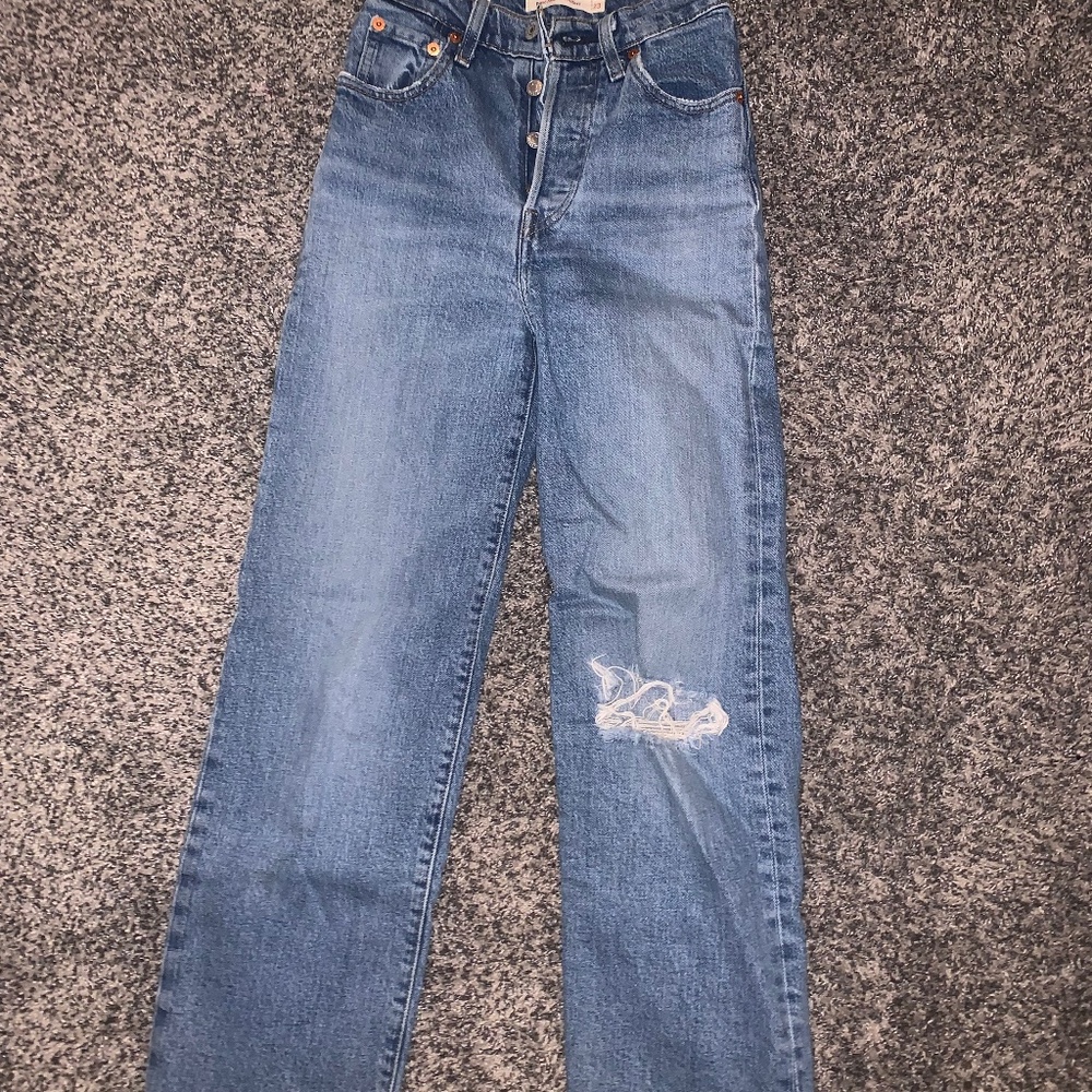 Women’s Levi straight jeans size 23